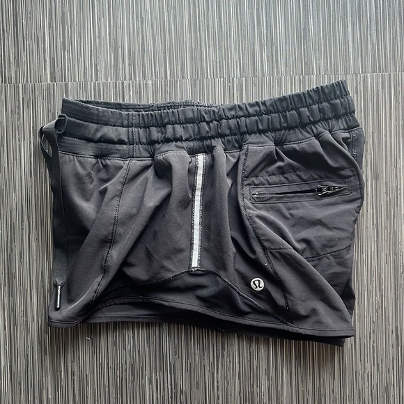 Lululemon Hotty Hot Shorts 2.5” ✧ Black ✧ Size 4 - Picture 5 of 9